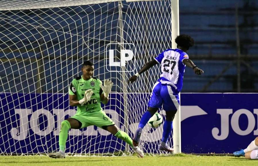 Óscar Suazo al momento de marcar el gol del Victoria ante Luis Ortiz.