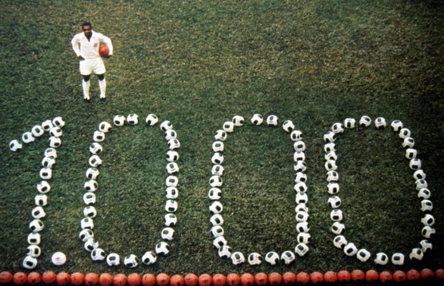 Pelé posando con su histórica marca tras llegar a los mil goles. Lo marcó de penal en el mítico estadio Maracaná en un Santos-Vasco de Gama.