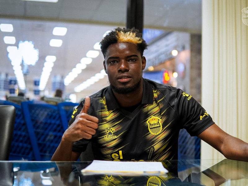 Maylor Núñez cuando estampó su firma con Real España a principios de enero.