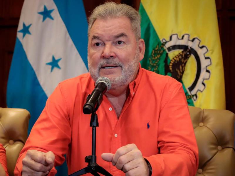 <b><span class=mln_uppercase_mln>Autoridad.</span></b> El alcaldeContreras realiza la invitación.