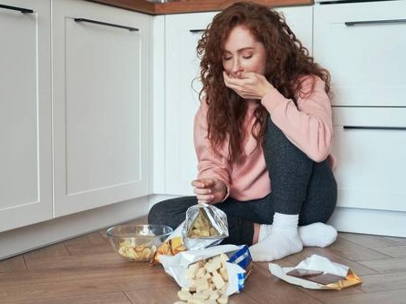 Consultado por EFE sobre cuáles son las situaciones que disparan con mayor frecuencia nuestro impulso de comer sin hambre, Brewer señala que suelen están relacionadas con los estados de ánimo o con hábitos como “comer simplemente porque se tiene comida delante o rebañar siempre el plato”.