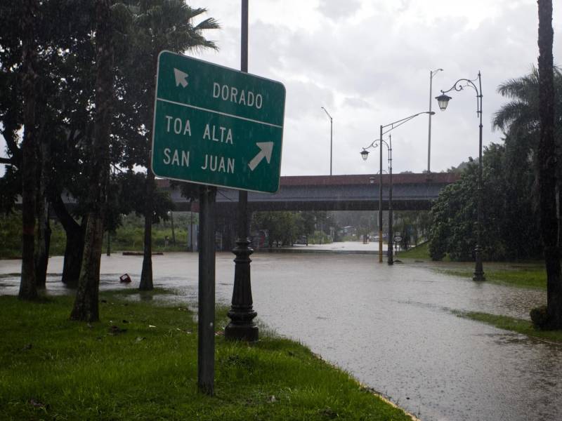 Fotografía de una carretera inundada tras el paso del huracán Ernesto, ayer miércoles en Dorado (Puerto Rico).