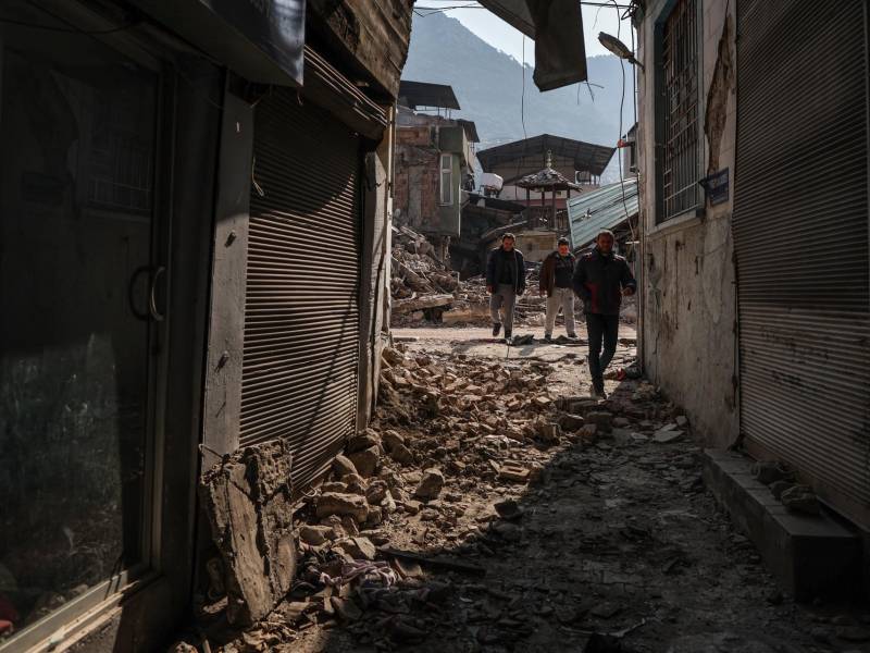 Ciudadanos caminan por encima de los escombros en Turquía.