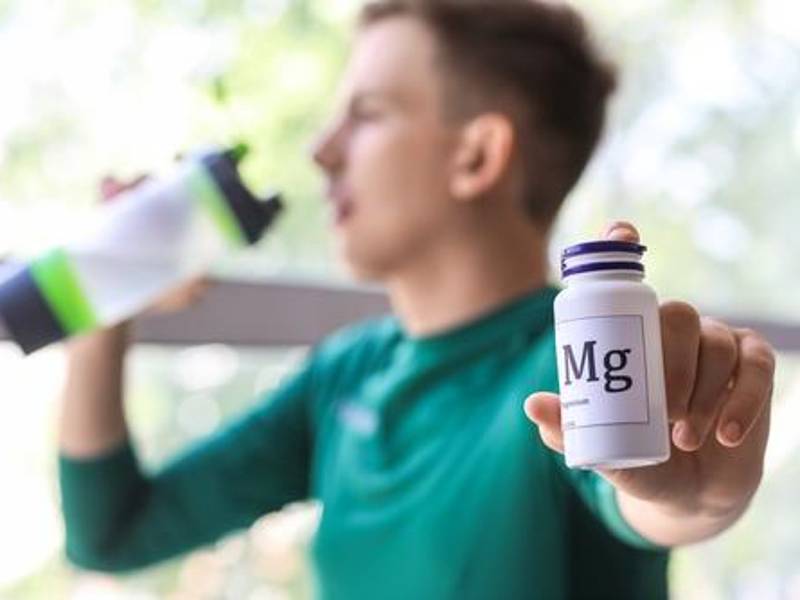 El magnesio es un mineral fundamental para el funcionamiento adecuado del cuerpo humano. Está involucrado en más de 300 procesos bioquímicos, como la síntesis de proteínas, la función muscular, la regulación del azúcar en sangre, la producción de energía y la transmisión nerviosa. Sin embargo, muchas personas no consumen suficiente magnesio, lo que puede llevar a fatiga, problemas de sueño y otros trastornos metabólicos.