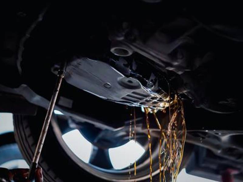 Las fugas de líquido de transmisión pueden ser causadas por sellos desgastados, juntas dañadas o pernos flojos.