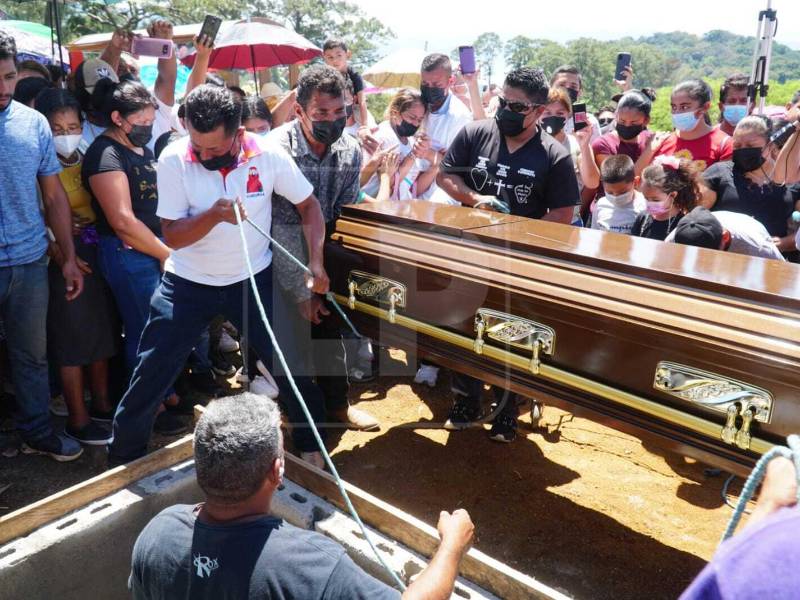 En un ambiente de dolor e impotencia sepultaron al querido padre Quique.