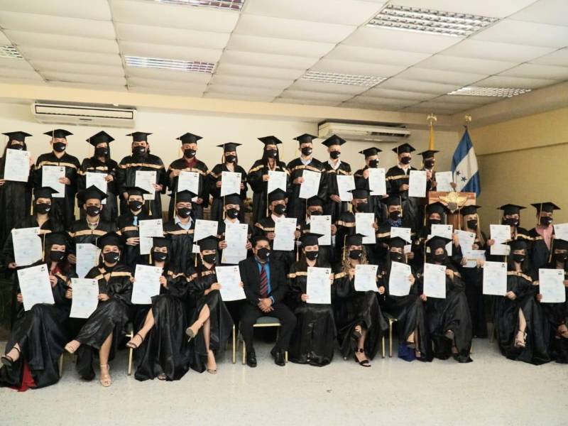 Centro Politécnico del Norte gradua a 55 estudiantes