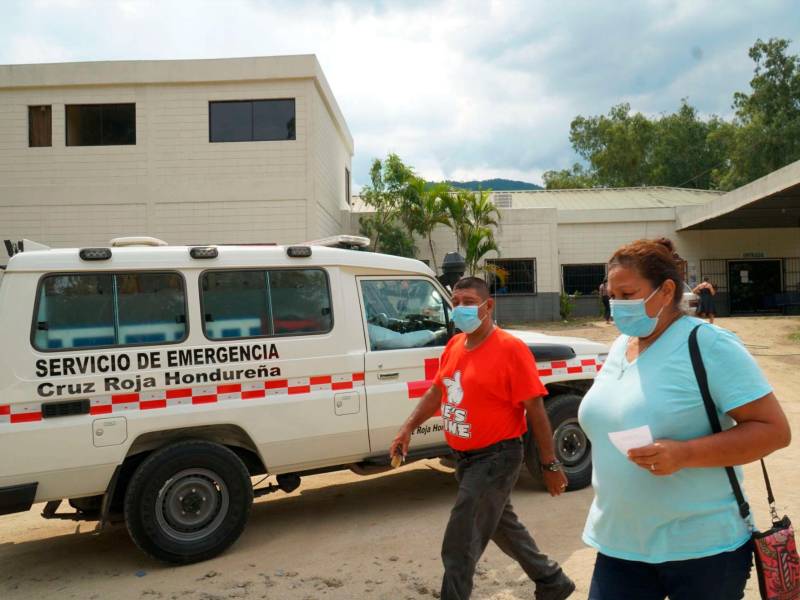 Atención. Una ambulancia de la Cruz Roja traslada a un paciente con síntomas de covid al trtiaje de Infop en San Pedro Sula.