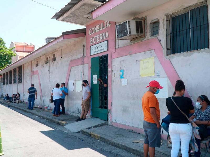 Hospital. Familiares de pacientes con covid esperan afuera del centro asistencial.