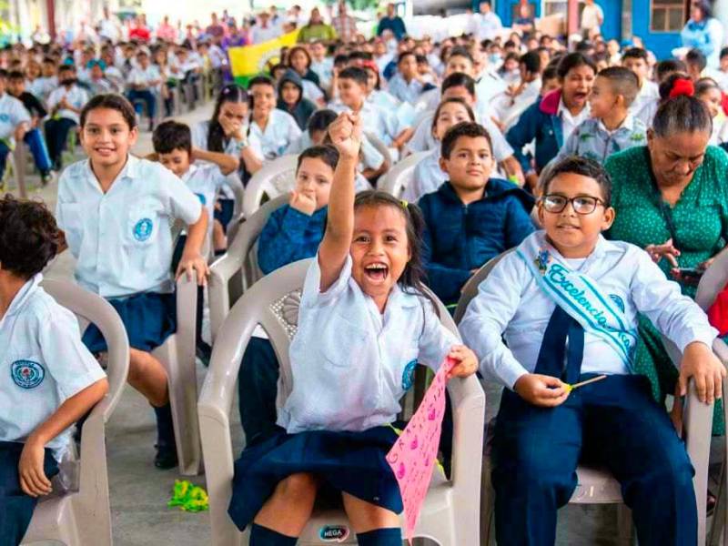 <b><span class=mln_uppercase_mln>APOYO.</span></b> Los alumnos se mostraron contentos.