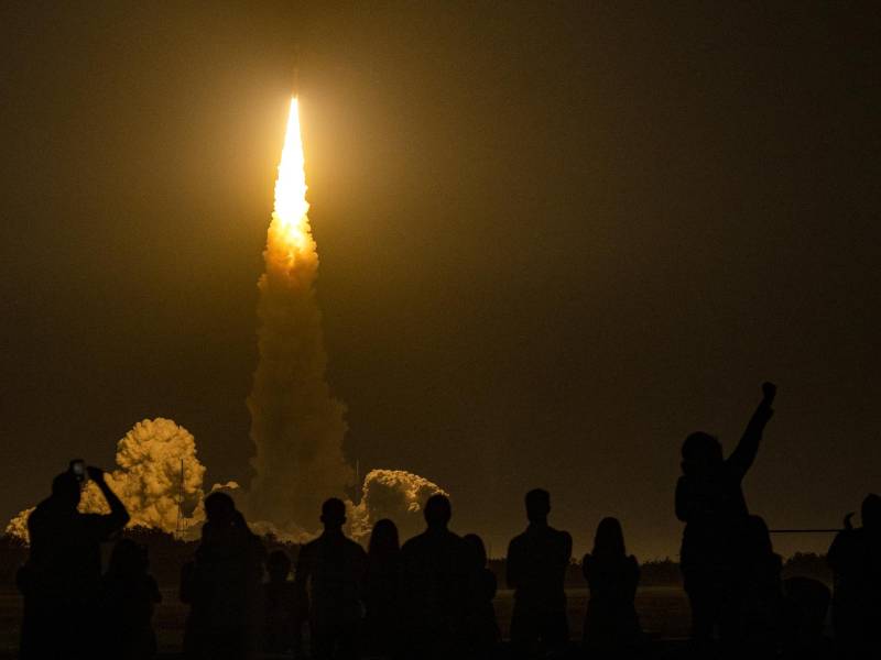 El cohete SLS de la NASA, el más potente del mundo, despegó este miércoles desde Florida en medio de un ruido ensordecedor rumbo a la Luna, en la primera misión sin tripulación del programa <b>Artemis</b> de la agencia espacial estadounidense.