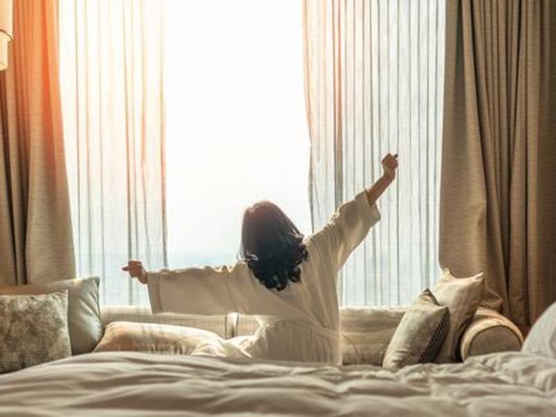 La calidad del sueño es necesaria, por ello, lo ideal es no consultar pantallas antes de irse a dormir.