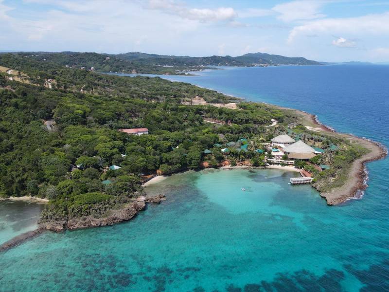 El nuevo hotel Sol Roatán Media Luna Resort estará rodeado de naturaleza virgen en la costa sur de la isla de Roatán.