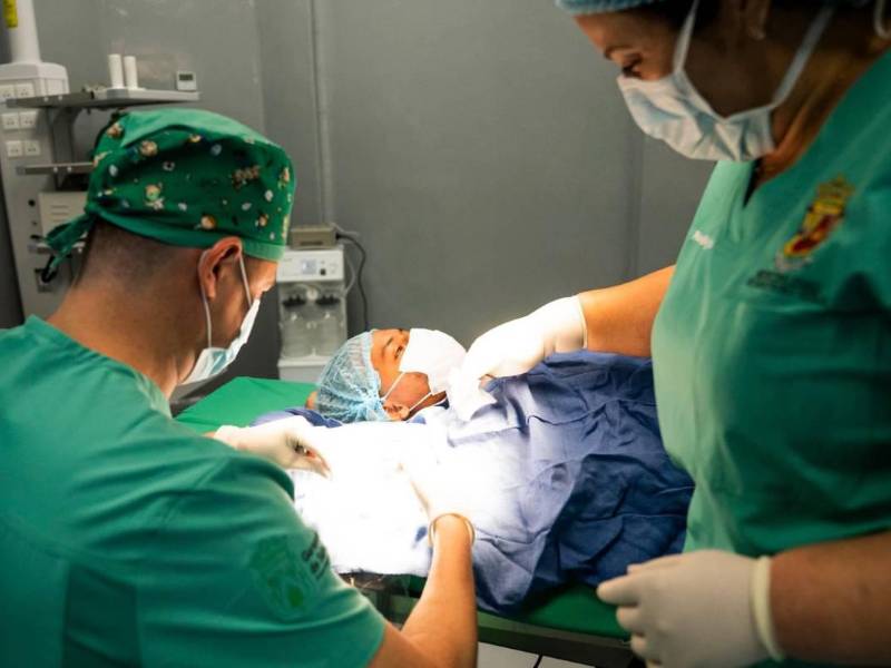 “Nadie salió a ayudarme, después del disparo solo miré la sangre y me asusté pensando que me desmayaría”, relató Elmer Eleazer Castro, el joven repartidor que sobrevivió de manera milagrosa tras recibir un disparo durante un asalto cometido por Juan Carlos Luque Urbina, alias “El Burro”.