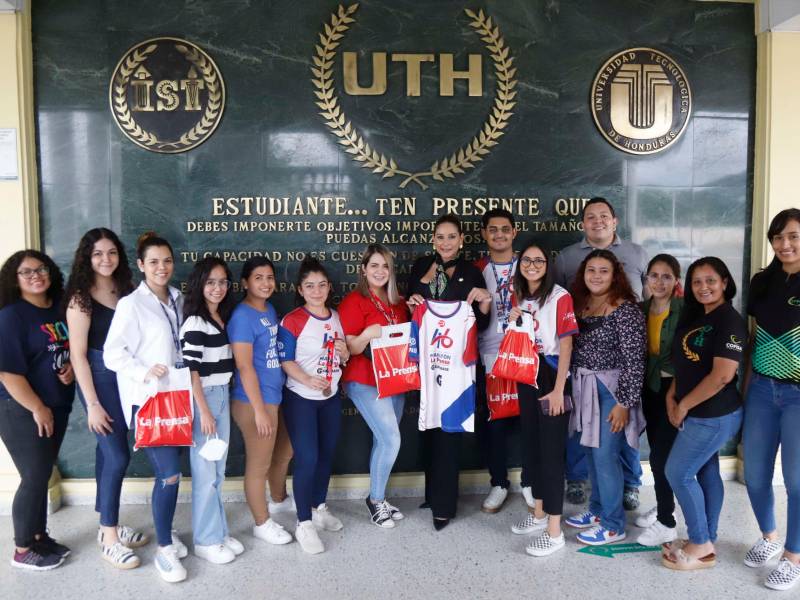 <b>Staff de LA PRENSA y voluntarios de UTH, Universidad Tecnológica de Honduras. Foto Franklin Muñoz.</b>