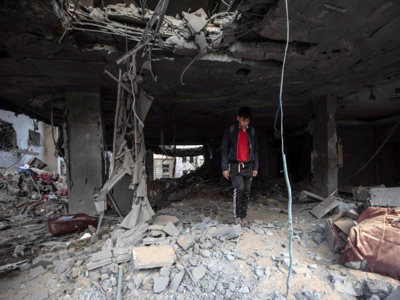 Cinco personas, entre ellas cuatro mujeres, murieron en la noche del viernes al sábado cuando Israel bombardeó un edificio residencial en la zona occidental de la ciudad de Gaza (norte), informó el servicio de emergencias gazatí de Defensa Civil. EFE/EPA/MOHAMMED SABER