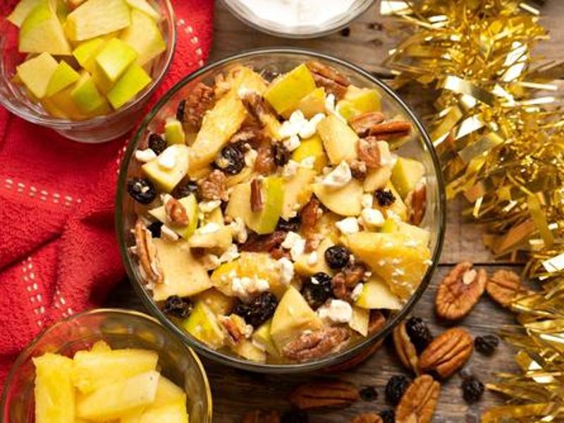 1. Ensalada de manzana y nueces: Esta ensalada fresca y crujiente es perfecta para equilibrar los sabores más pesados de la cena. Mezcla de manzanas cortadas en cubos, nueces, apio y una vinagreta de miel y mostaza.