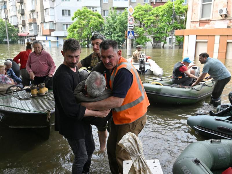 Equipos de rescate evacuan a ciudadanos ucranianos de las regiones inundadas por la destrucción de una represa en Jersón.