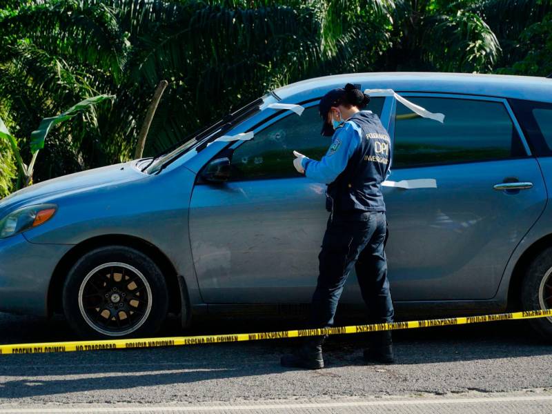 Tiroteo. El carro quedó a la orilla de la carretera y tenía impactos de bala en los vidrios de las puertas.