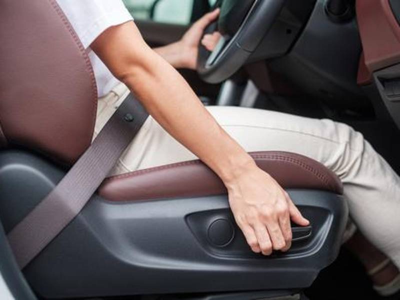 Ajusta la distancia del asiento para que puedas presionar los pedales a fondo sin separar la espalda del respaldo. Las piernas deben estar ligeramente flexionadas, formando un ángulo de aproximadamente 100 a 110 grados.