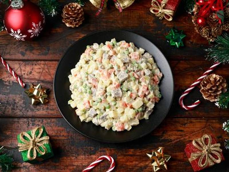 No importa si la sirves como acompañamiento del plato principal o como una opción ligera antes de los platos fuertes, esta ensalada de papas navideña será la estrella de tu cena.