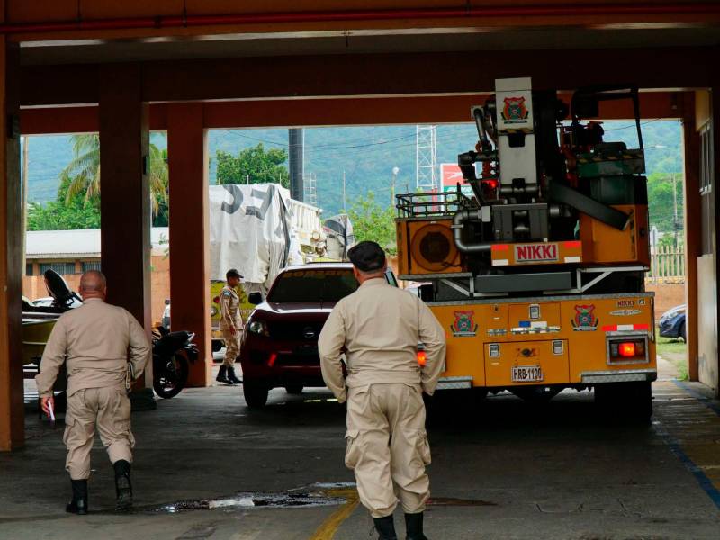 <b><span class=mln_uppercase_mln>REALIDAD.</span></b> Los bomberos están a punto de quedar sin salario y no pueden ni reparar equipos.<span class=mln_uppercase_mln> foto amílcar izaguirre</span>