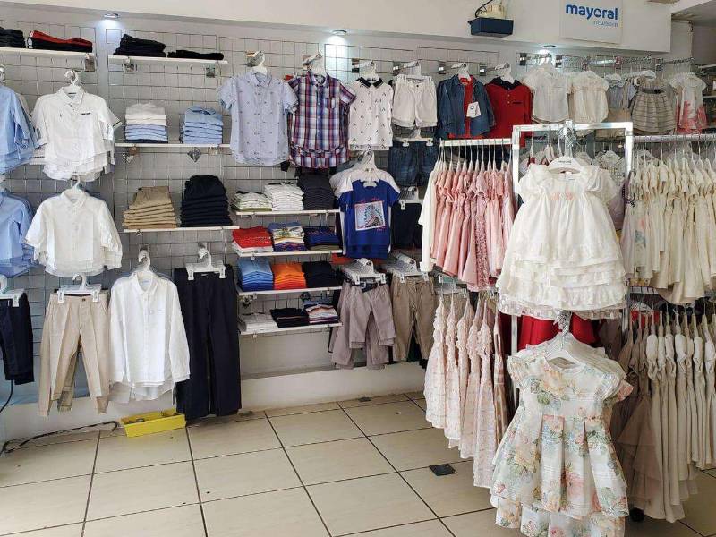 1. Categoría Compras: Chiccolandia. El lugar ideal para que los pequeñitos del hogar vistan a la moda. Sobresalen por sus originales colecciones y amplia gama de productos como zapatos, accesorios, juguetes y más 800 marcas de ropa. Cuentan con establecimientos en San Pedro Sula y Tegucigalpa, pero ofrecen envíos a nivel nacional, siendo la alternativa idónea para los padres que quieren que sus hijos luzcan atuendos de excelente calidad.