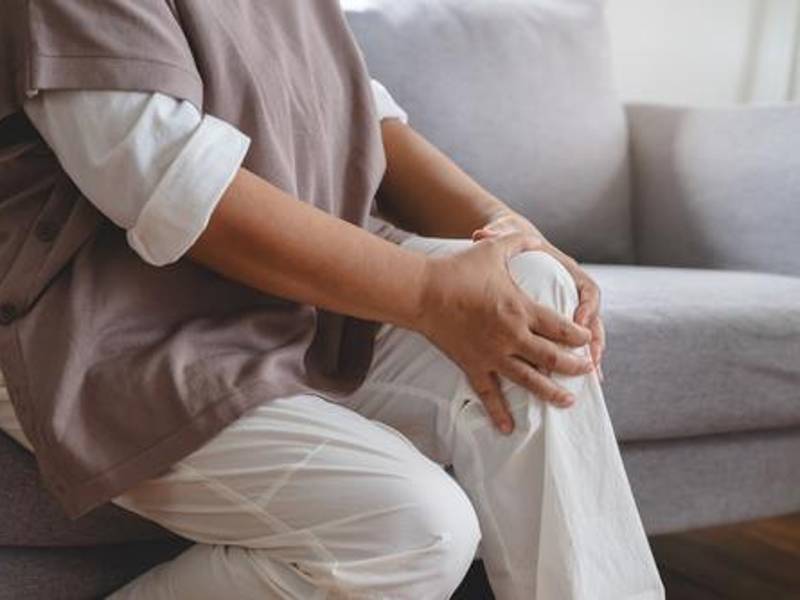 Los pacientes con artritis de rodilla tendrán un mayor alivio del dolor si eligen usar zapatos resistentes y con soporte en lugar de un calzado bajo y flexible