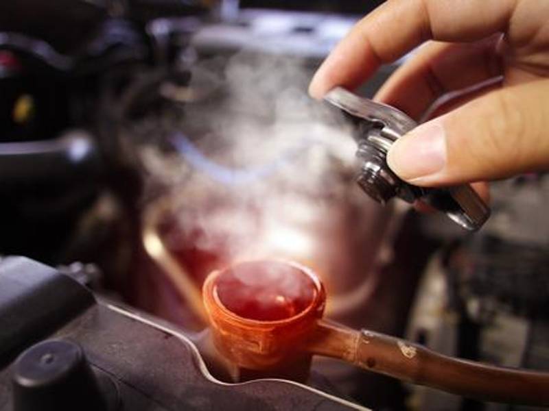 Si el motor se sobrecalienta repetidamente, las piezas internas pueden fundirse o romperse.