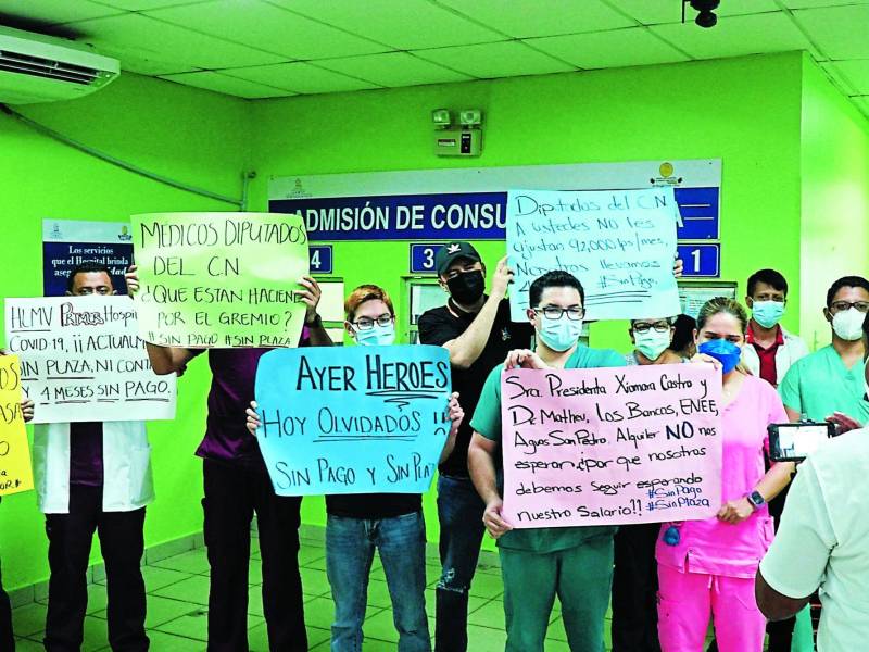 Los médicos esperan el pago inmediato de su salario y no hay respuesta. Foto: A. Izaguirre.