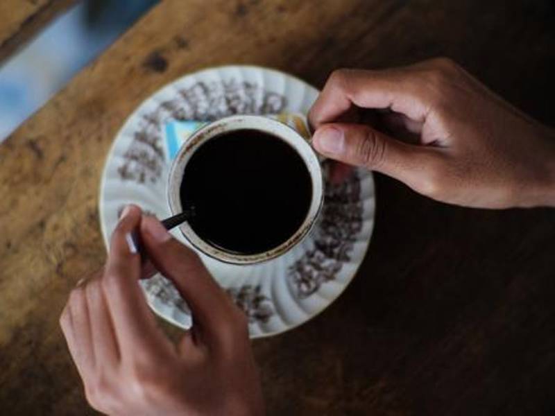 “la cafeína (alcaloide vegetal presente de forma natural en los granos de café) promueve el estado de vigilia al bloquear la adenosina, una sustancia química que induce el sueño