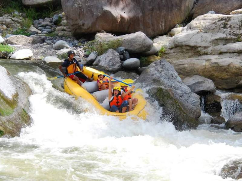 Adrenalina en su máxima expresión experimentan los turistas que practican el rafting en los temerarias aguas del río Cangrejal de La Ceiba. Uno de los deportes extremos y más practicados por visitantes nacionales y mayormente extranjeros.