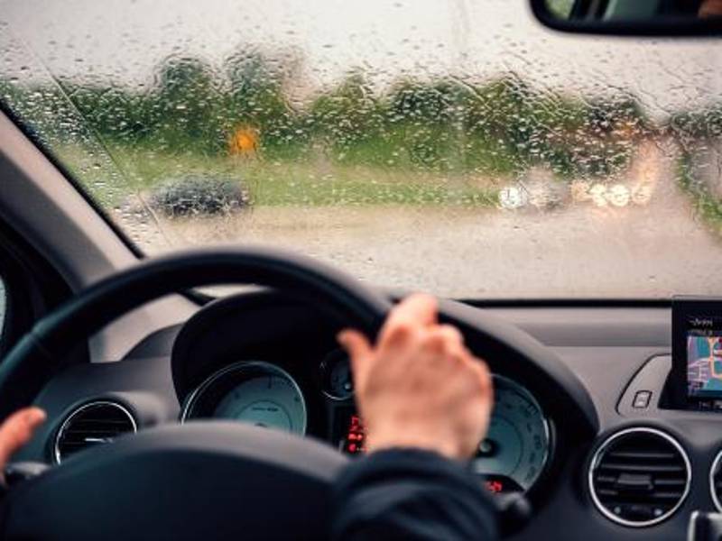 Evita usar las luces altas, ya que pueden reflejarse en el agua y reducir tu visibilidad.