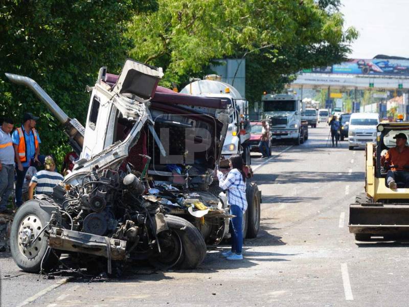 Tanto la caseta de peaje como la rastra quedaron totalmente inservibles.