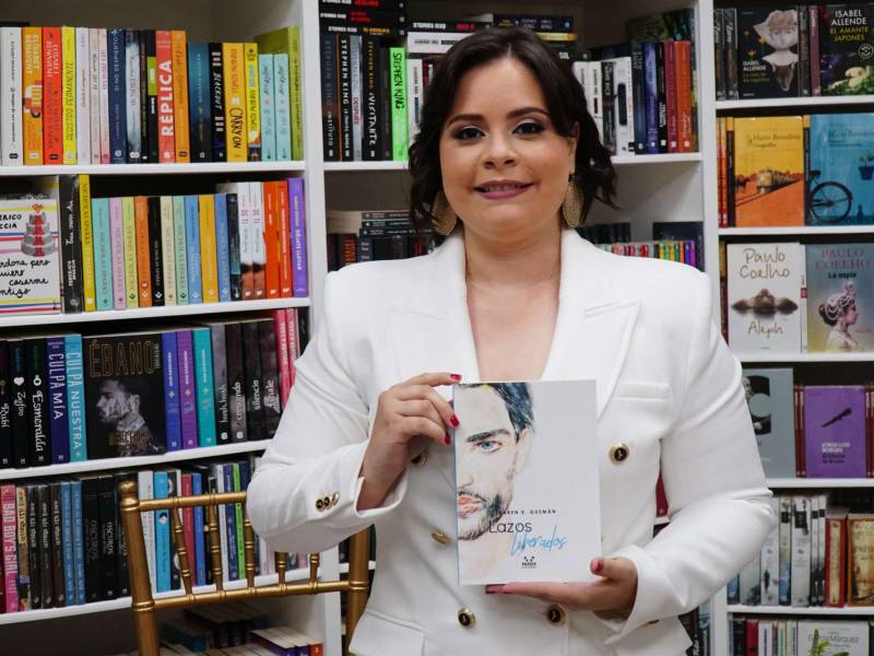 Con orgullo, la hondureña Karen Guzmán presenta su nuevo libro.