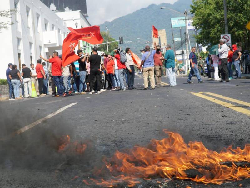Los simpatizantes de Libre han quemado llantas y han gritado consignas frente a la comuna sampedrana. Fotografía: La Prensa / José Cantarero.
