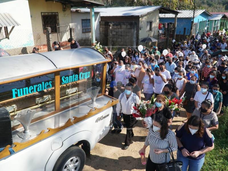 Vecinos, amigos y familiares se reunieron en la vivienda de la familia del padre Enrique Vásquez, ubicada en la comunidad de Agua Azul Sierra, Santa Cruz de Yojoa, para velar sus restos.