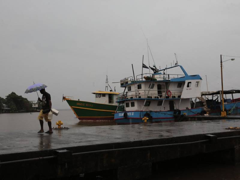 La tormenta tropical Bonnie, que impactó el sur de Nicaragua con fuertes vientos y lluvias salió, este sábado de territorio continental hacia el Pacífico, sin que se reporten grandes daños, aunque podría fortalecerse durante su trayectoria hacia las costas de México.