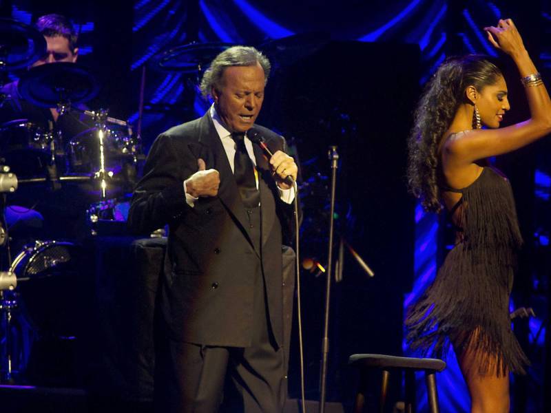 Imagen de archivo del cantante español Julio Iglesias durante un concierto. EFE/Paul Bergen