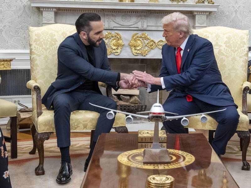 Fotografía de archivo, tomada el 14 de abril de 2025, en la que se captó al presidente de Estados Unidos, Donald Trump (d), al estrechar la mano de su homólogo salvadoreño, Nayib Bukele (i), al recibirlo en el Despacho Oval de la Casa Blanca, en Washington DC (EE.UU.). EFE/Ken Cedeño/Pool