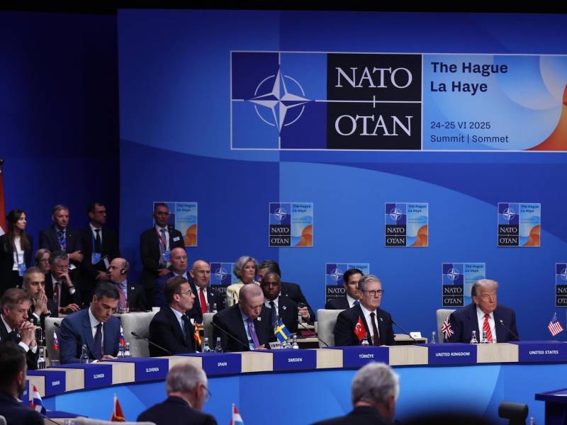 El jefe del Gobierno español, Pedro Sánchez (2i), junto a Trump y otros presidentes este miércoles, en la mesa redonda al inicio de la Cumbre de la OTAN en el Foro Mundial de La Haya.