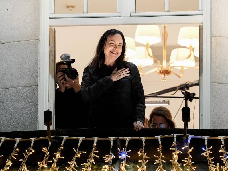 La líder opositora venezolana María Corina Machado salió este jueves al balcón del Grand Hotel de Oslo tras llegar a la capital noruega para recibir el Premio Nobel de la Paz, saludó a sus seguidores ya de madrugada visiblemente cansada pero sonriente y cantó el himno de su país con la mano en el pecho.