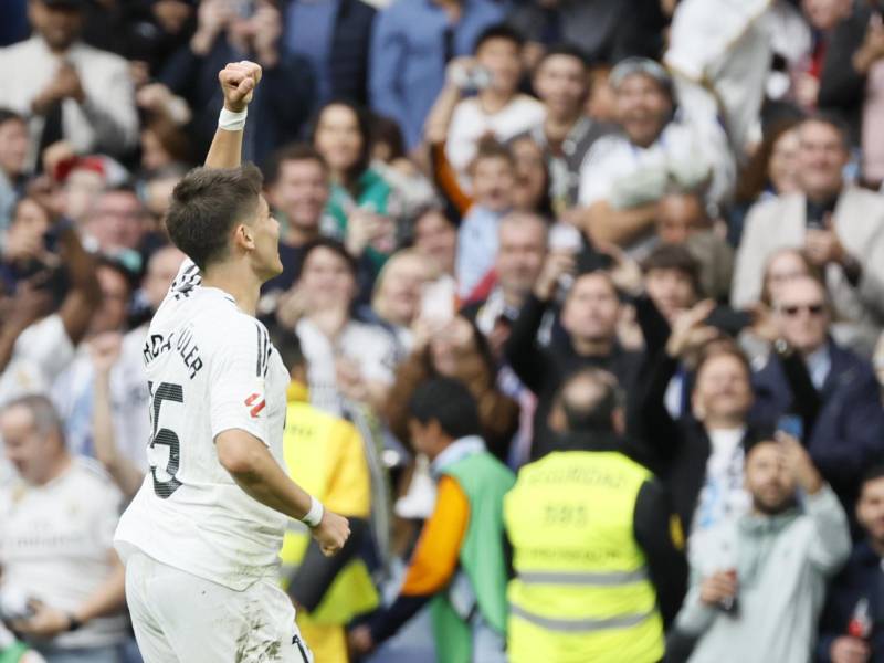 El centrocampista turco del Real Madrid Arda Güler celebra después de marcar el 1-0 durante el partido entre el Real Madrid y el Celta de Vigo este domingo en el estadio Santiago Bernabéu en Madrid este domingo.