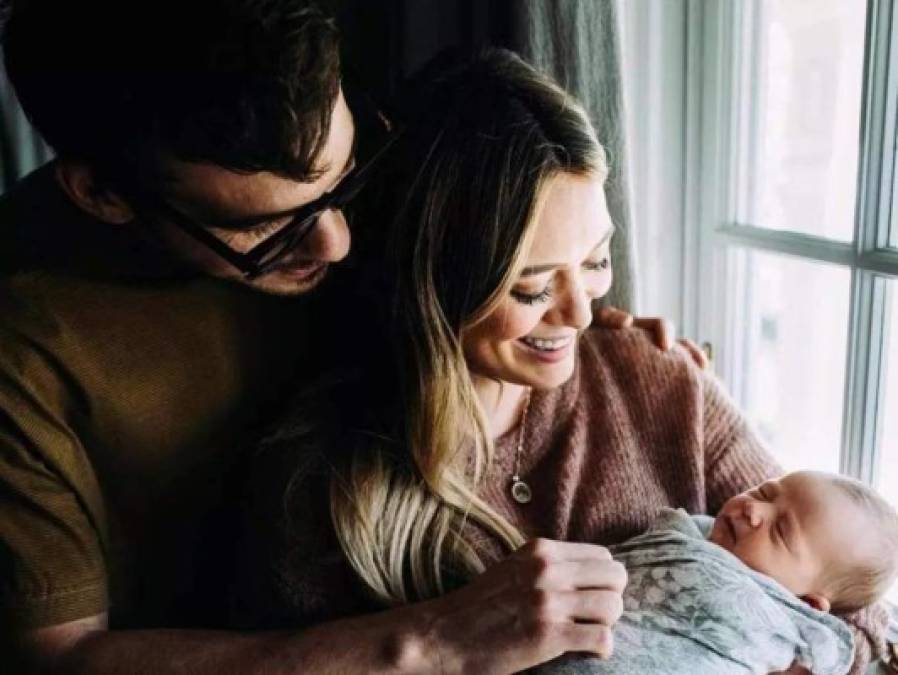 Hilary Duff <br/><br/>La actriz y su novio, Matthew Koma, se convirtieron en padres de Banks Violet Bair el pasado 25 de octubre. La actriz publicó en noviembre una foto con la recién nacida.<br/><br/>Duff tiene un hijo de su matrimonio previo con el ex jugador de hockey profesional Mike Comrie.