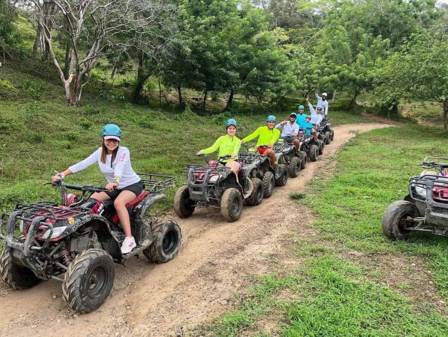 Los futbolistas Denil Maldonado, Wesly Decas y Marcelo Pereira se fueron junto a su familiares a la bella isla de Roatán.