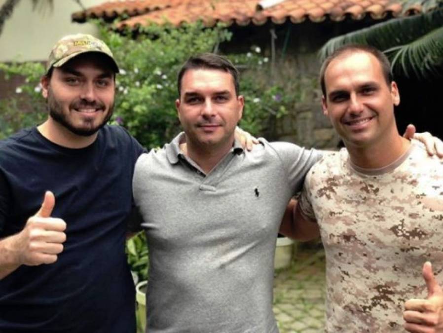 Flavio, el más moderado del clan, publicó en Instagram una foto suya con Eduardo y Carlos para aventar los rumores de conflicto entre los tres hermanos. 'Estamos unidos por un Brasil mejor, como soldados de nuestro capitán, nuestro padre Jair Bolsonaro'.