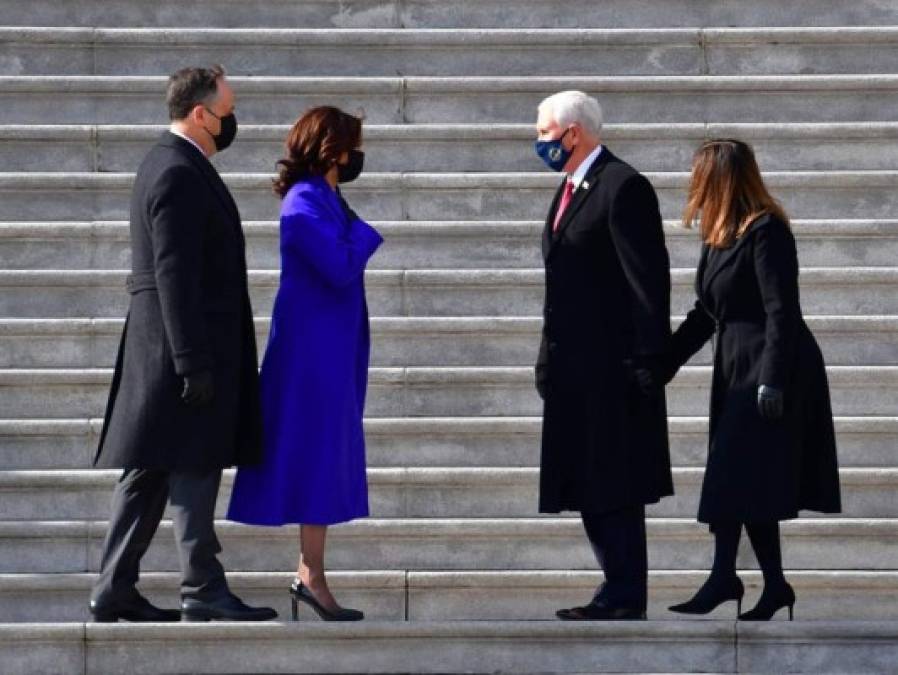 Con look hicieron juego los guantes ligeramente más oscuros, zapatos de Manolo Blahnik y un collar de perlas de Wilfredo Rosado, un diseñador de origen puertorriqueño.