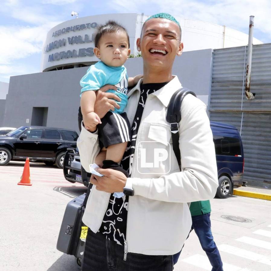 El futbolista hondureño fue recibido en la terminal aérea de San Pedro Sula.