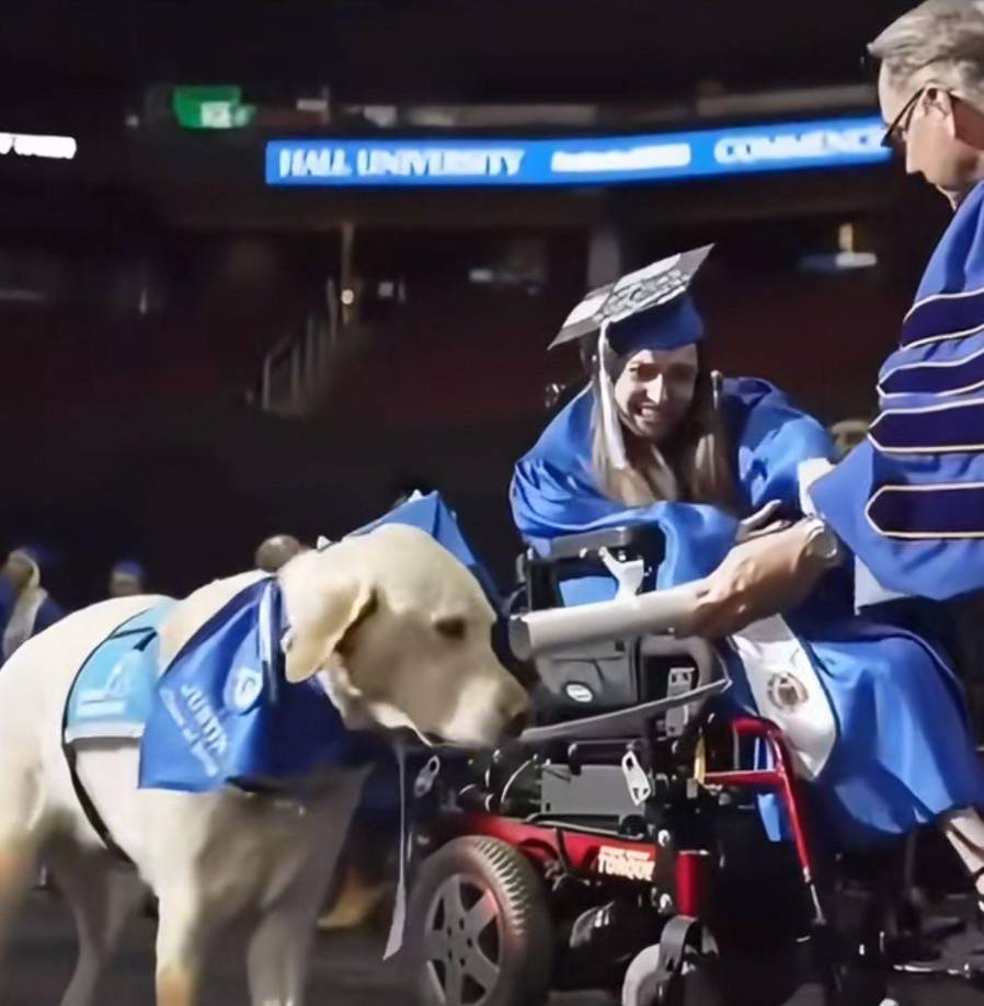 El animal es una mezcla de labrador amarillo y Golden retriever y estuvo junto a Grace mientras ella estudiaba para obtener su Licenciatura en Ciencias de la Educación.