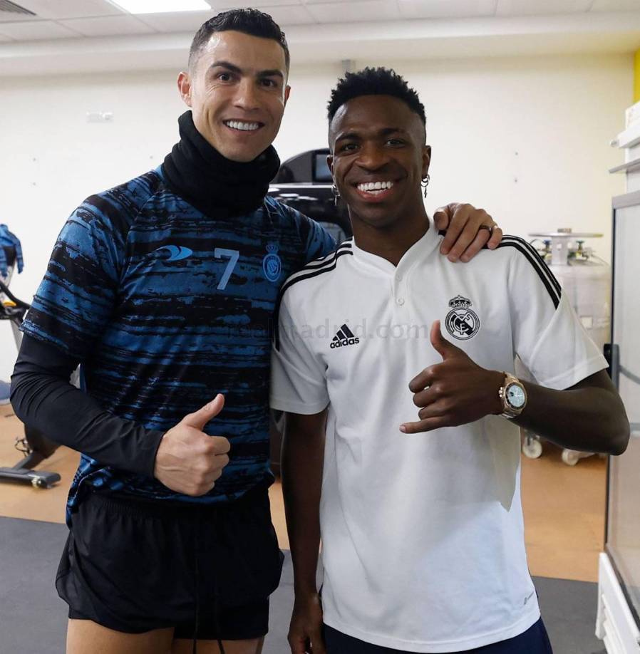 Cristiano ya estuvo saludando a algunos jugadores del Real Madrid en Riad. Acá posa junto a Vinicius.